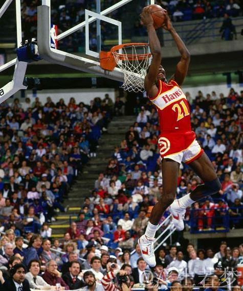 麦克丹尼尔斯抢断快攻,兰德尔双手暴扣 麦克丹尼尔斯抢断快攻,兰德尔双手暴扣